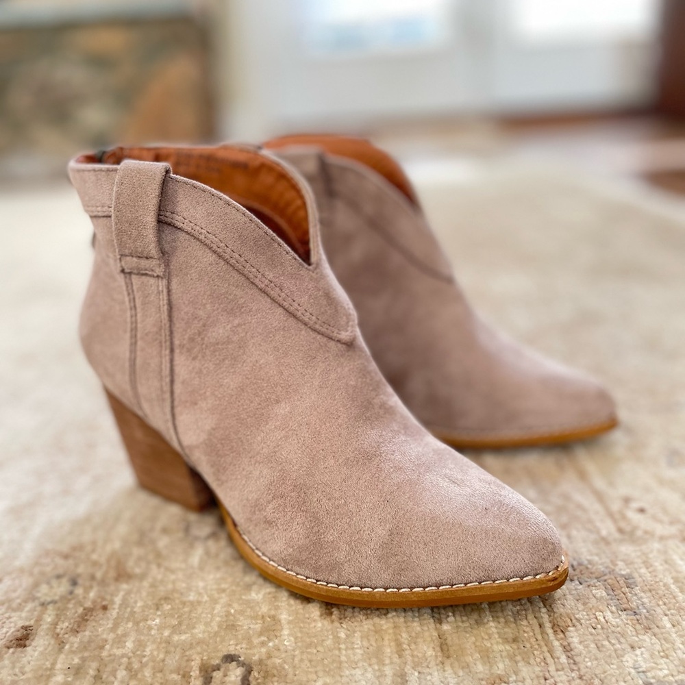 NEW Beast Fashion ABBY Beautiful suede dip front booties.